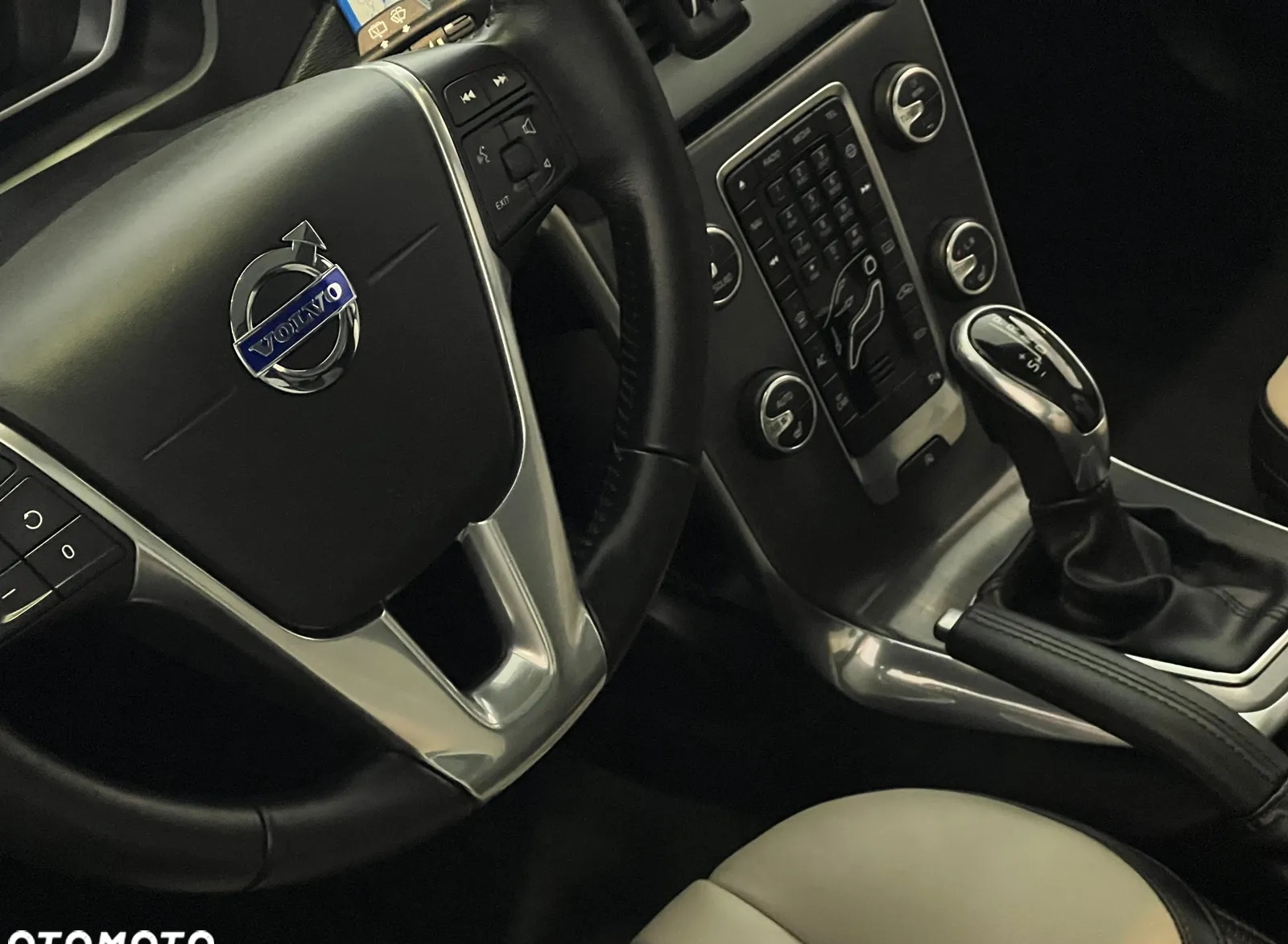 Volvo V40 cena 85900 przebieg: 142000, rok produkcji 2016 z Pilawa małe 562